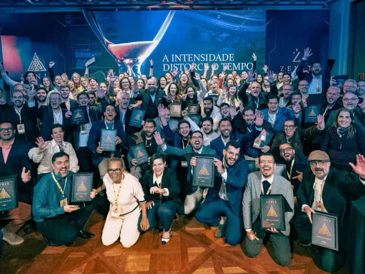 Turma do ZENIT comemorando no último encontro presencial, com os médicos segurando a placa do ZENIT