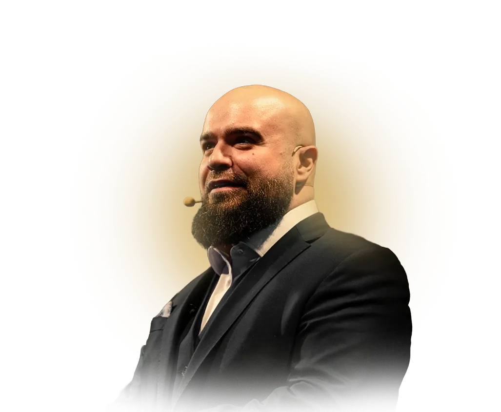 Dr. Felipe Hurtado, de terno preto, falando ao microfone