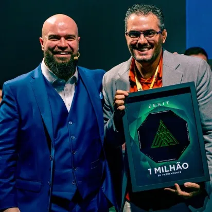 Dr. Rafael Vaisknoras ao lado do Dr. Felipe Hurtado, segurando a placa de 1 milhão em faturamento do ZENIT